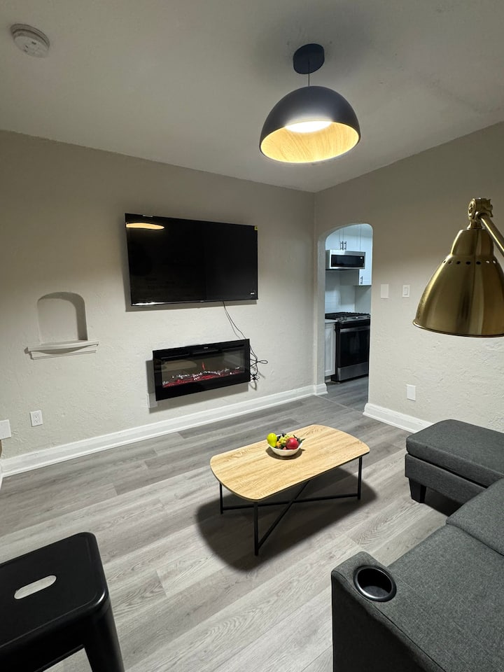 Dundas Delight 1-bedroom Unit - London