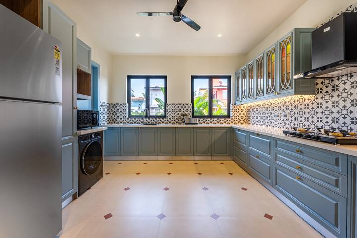 Full kitchen image 1