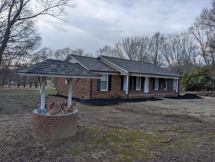 Private 3br Retreat, Large Yard Den Enclosed Patio - 그린즈버러