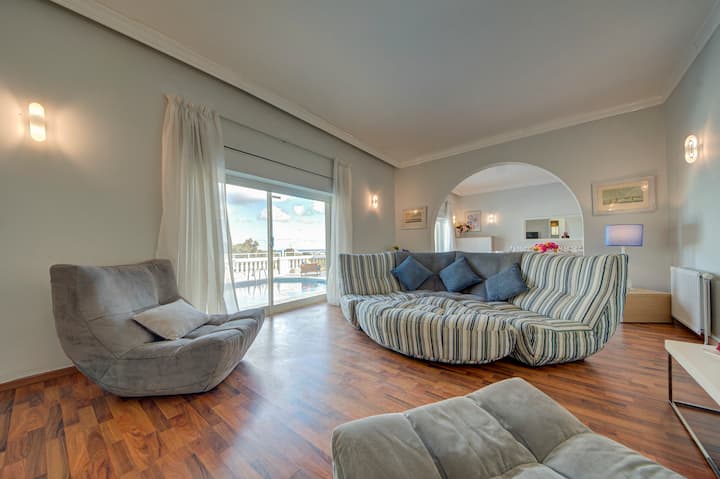 Villa Amora | City Sky Line Views | Billiards Room - Malta