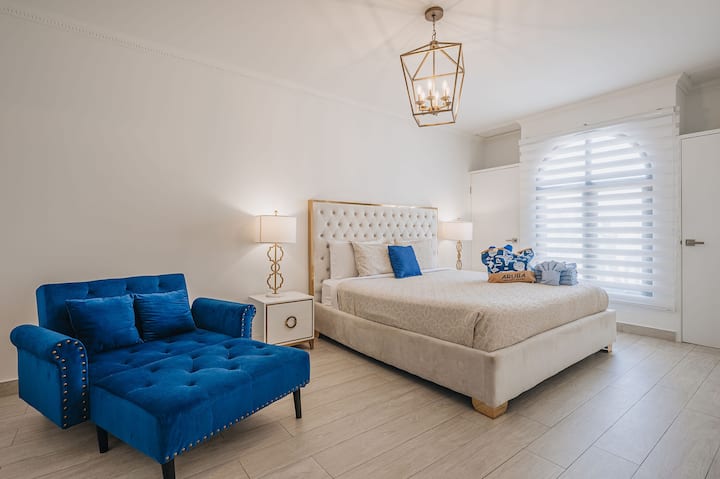 Suite Master 1 con vista amplia, cama tamaño king, banco y luz natural suave.