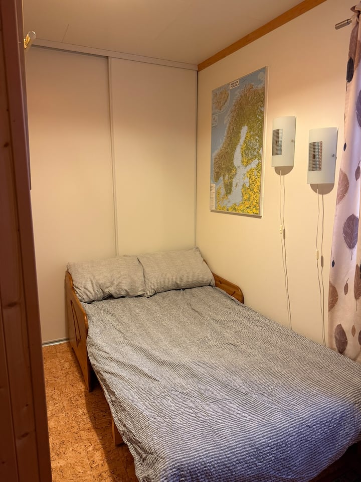 Dhomë gjumi në katin e dytë. Divan me dyshek 120 cm.