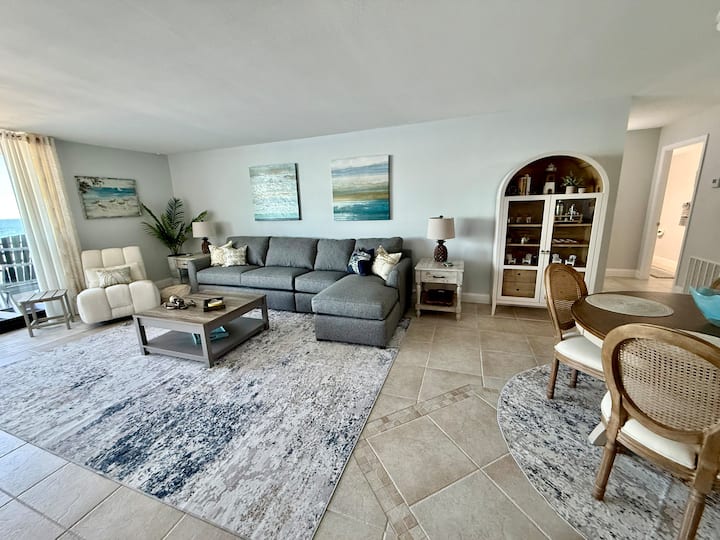 พื้นที่โล่งขนาดใหญ่พร้อมโซฟาให้นอน!