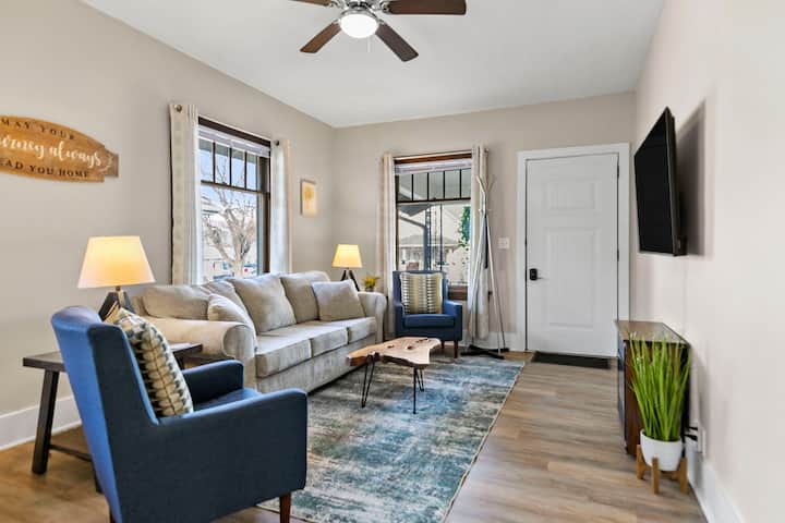 Charming Urban Bungalow W/ Cozy Front Porch - Lincoln, NE
