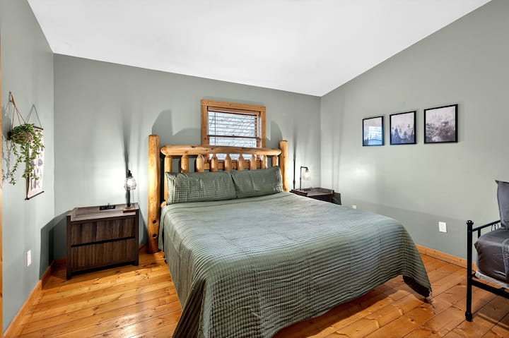 1 King Bed with a full bathroom tub/shower combo attached. 2 additional sleeping options with a twin trundle bed.