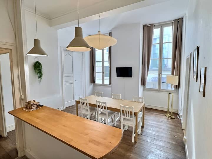 Wonderhost, Grands Espaces Et Volumes De Margot - Pau, Francia