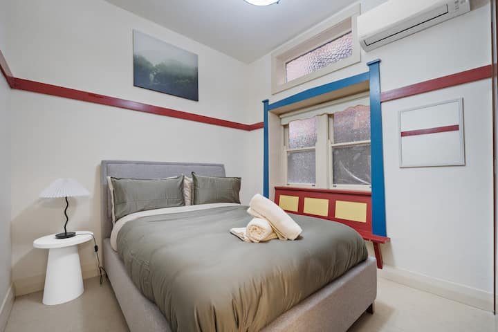 توفر غرفة النوم الثانية سريرًا مزدوجًا كبير الحجم يناسب شخصين بالغين بسهولة. خزانة ملابس كبيرة ومكيف الهواء يعمل بشكل جيد. مثالي للضيف الإضافي أو الأطفال. بياضات ومناشف فاخرة راقية وبالقرب من الحمام. 