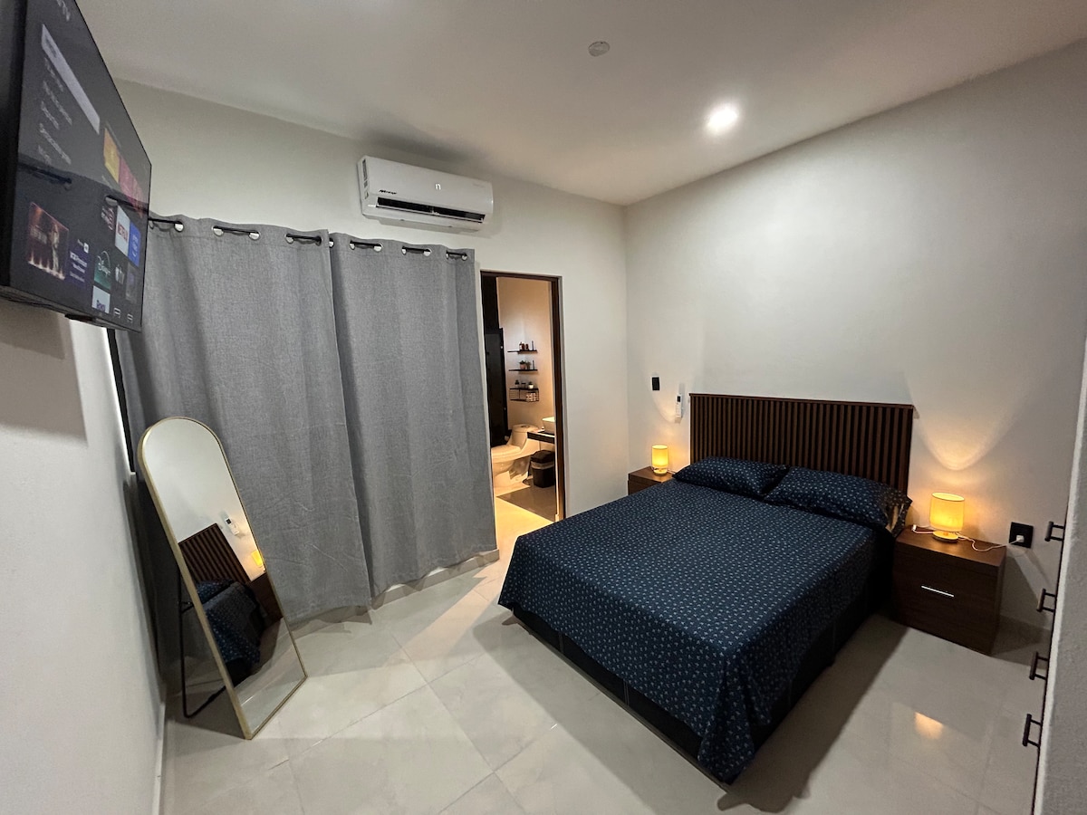 Основна спалня с баня и тоалетна. 
Пълно легло
Климатик
Смарт телевизор
Гардероб
И т.н.