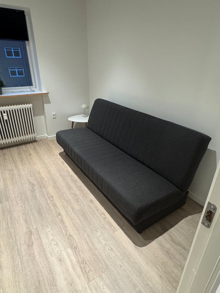 En una habitación hay un sofá cama de 140x200 cm. Perfecto para 2 niños. 

El edredón y la almohada están en la cama. 