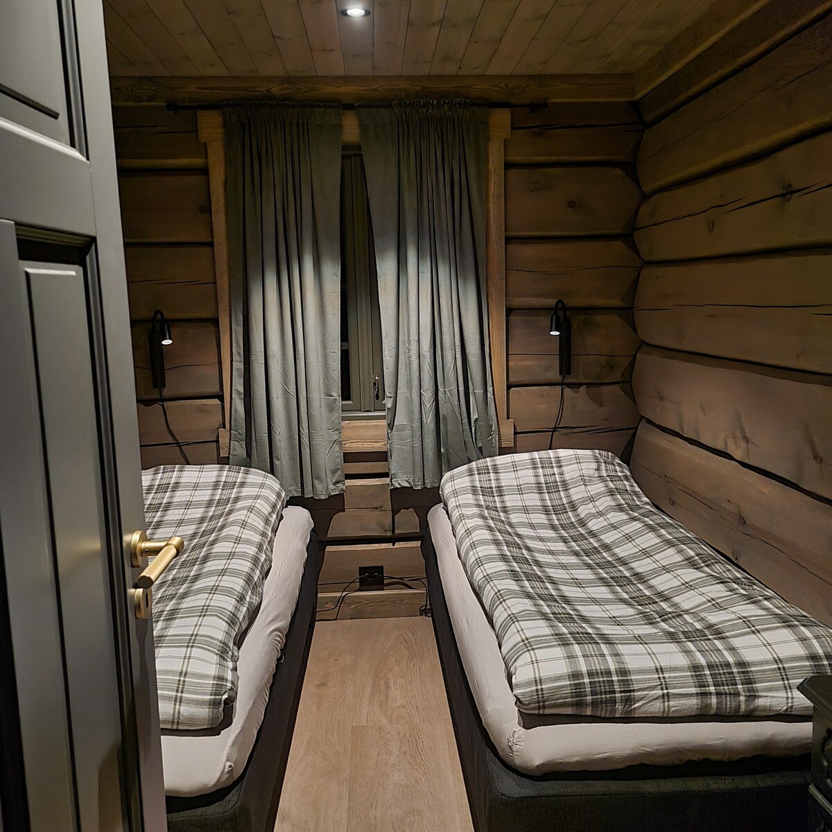 Twee eenpersoonsbedden van 90x200 cm. Medium stevigheid. Neem zelf beddengoed en handdoeken mee, of het kan gehuurd worden voor NOK 200 per set.