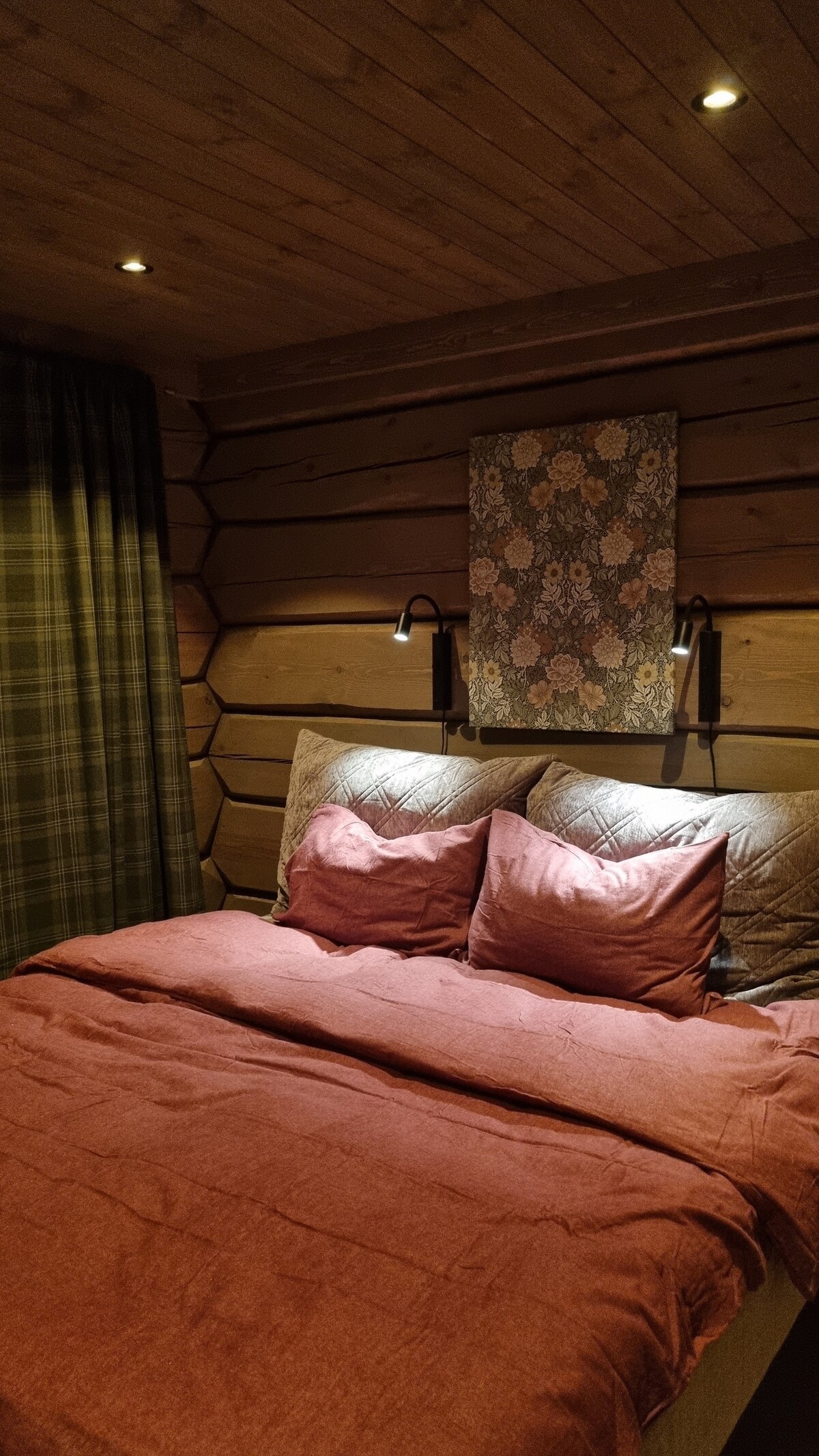 Neem zelf beddengoed en handdoeken mee, of ze kunnen gehuurd worden voor NOK 200 per set.
180 cm continentaal bed van Bohus, nieuw november 2025. Het bed richting het raam is stevig en het bed richting de gang is medium.