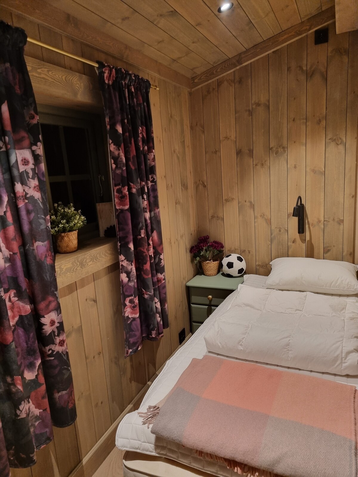 90x200 cm. zacht bed. Neem zelf beddengoed en handdoeken mee, of ze kunnen gehuurd worden voor NOK 200 per set.