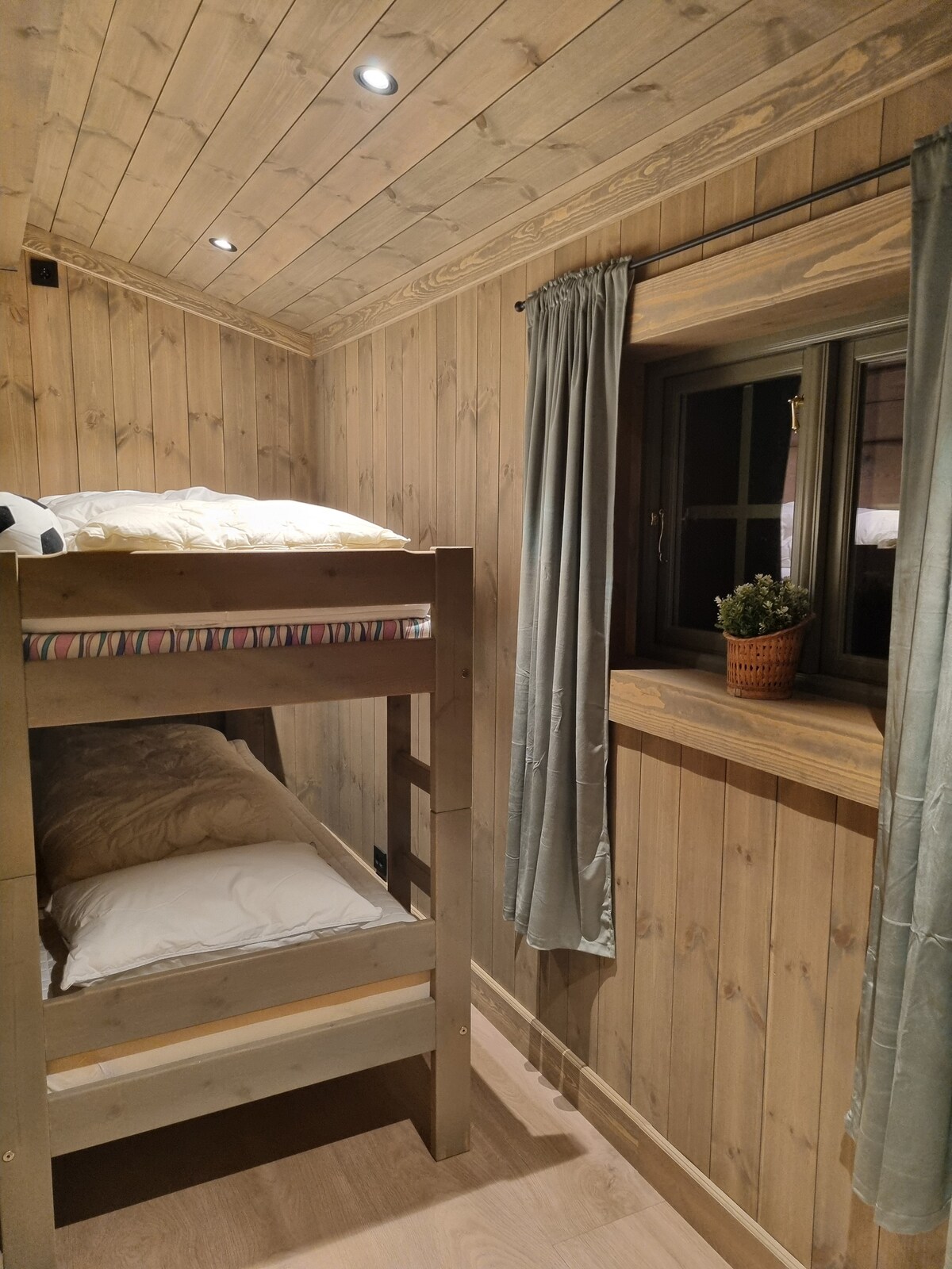 Stapelbed 90x200 cm. De onderste is zacht, boven. Een beetje krap voor volwassenen aan de zijkant, moet worden veranderd in 120 cm bed over Nieuwjaar. Neem zelf beddengoed en handdoeken mee, of ze kunnen gehuurd worden voor NOK 200 per set.