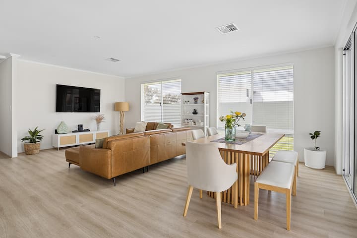 Surf View Retreat - Walk To Beach, Fishing & Golf - Mandurah