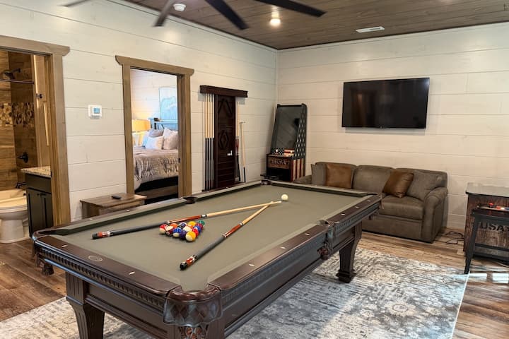 Hot Tub & Basketball/Pickleball Court! - Pigeon Forge