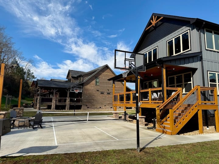 Hot Tub & Basketball/Pickleball Court! - Pigeon Forge