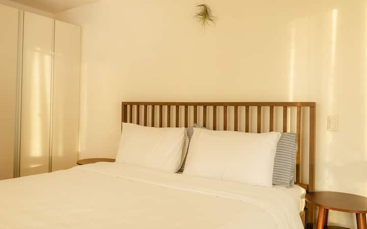 2米宽双人床、4个枕头、边桌和羽绒被