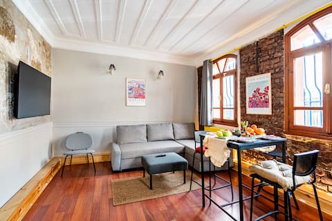 Top Airbnb: Timeless House with Terrace Sea View, 6 bedrooms in Fatih