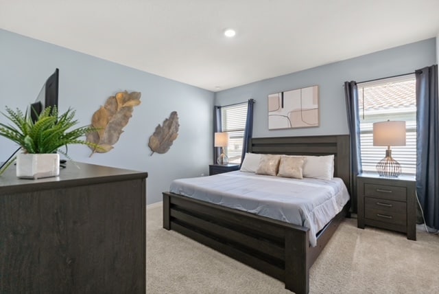 Отпуснете се в Спалня 2, разполагаща с голямо двойно легло и уютна атмосфера, създадена за спокойни нощи и спокоен комфорт.