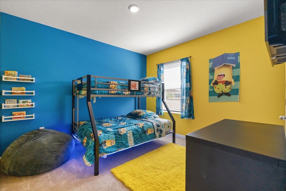 Спалня 3 е идеална за групи, като разполага с двойно и двойно двуетажно легло за забавен и удобен престой.