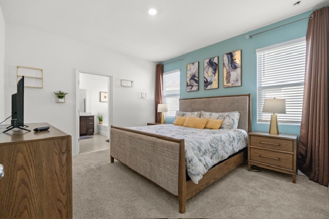 Отпуснете се в Спалня 1 с голямо двойно легло и самостоятелна баня, предлагаща допълнителен комфорт и релаксиращо пространство за релаксация.