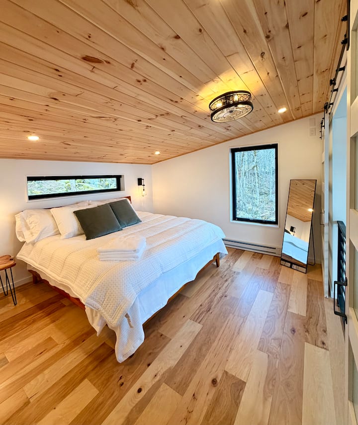 Bustani za miamba zinazoonekana nje ya kila dirisha. Mwanga mzuri wa mandhari unaangaza kila kitu usiku (hadi utakaposhusha vivuli vyeusi). 