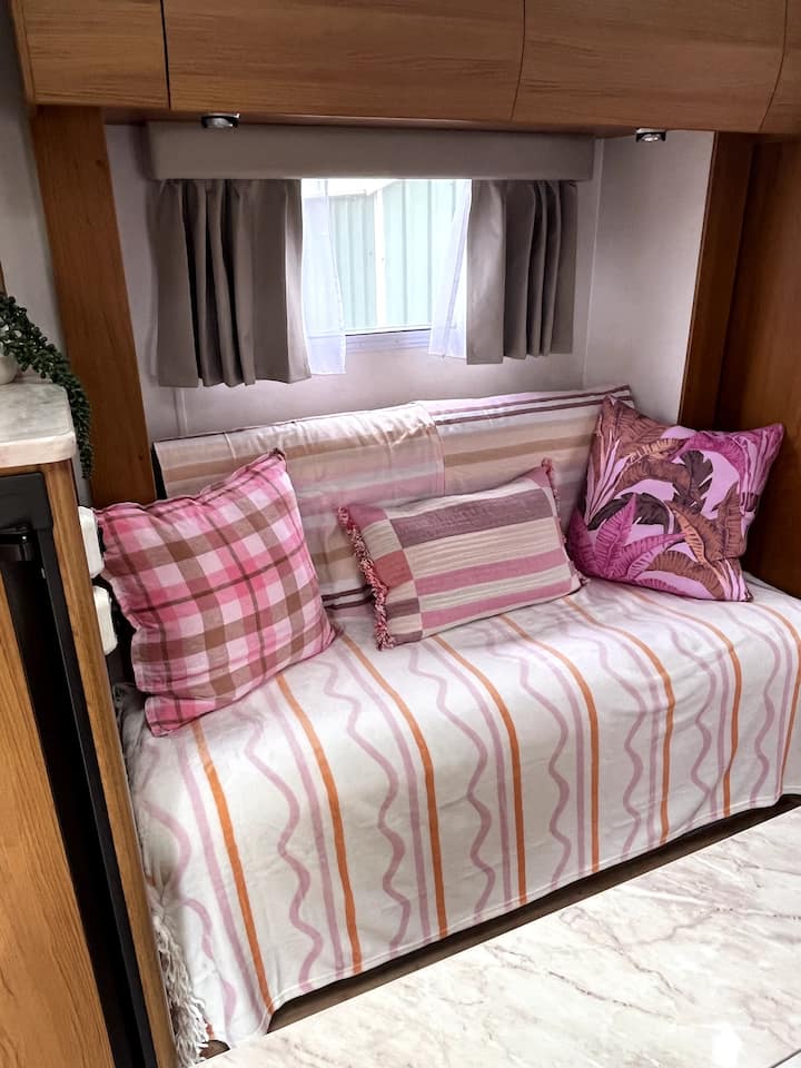 Waubs Waves-luxe Beachside Van With Water Views - Bicheno