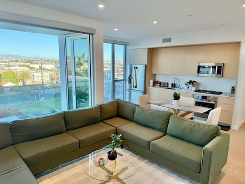 Successful Airbnb property: Luxury 2BD/2BA w/ Roof Top Pool, Hot Tub & Gym in Santa Monica