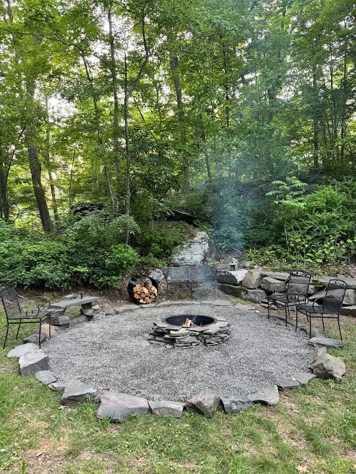 The Arts & Crafts House: Skylights/firepit/jet Tub - キングストン, NY