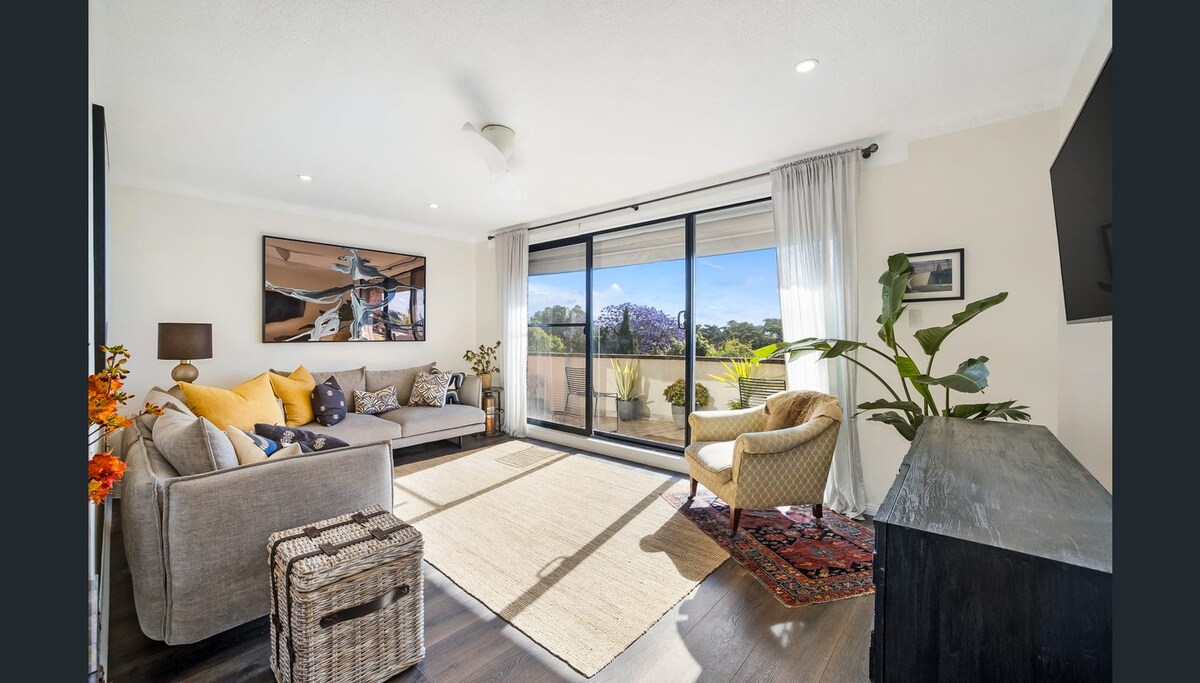 Quiet Top Floor Apartment With City Skyline View Photo Inspiration