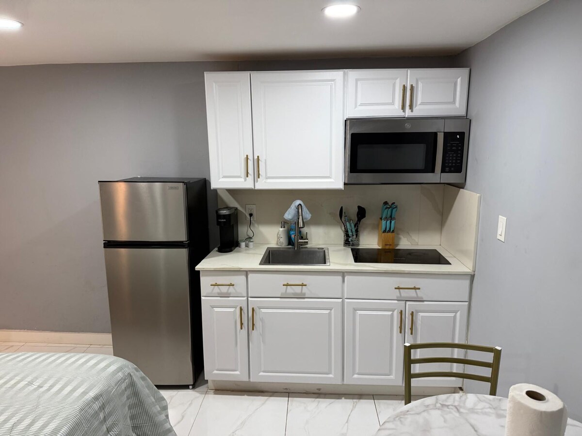 Successful Airbnb property: The Golden studio near Miami Freedom park in North Grapeland Heights