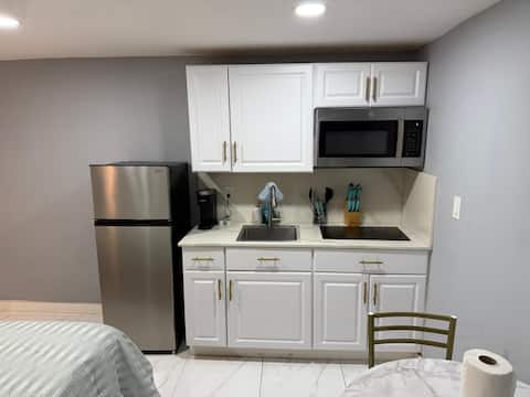Successful Airbnb property: The Golden studio near Miami Freedom park in North Grapeland Heights