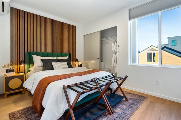 Opustite se u udobnoj spavaćoj sobi s elegantnim zidom od drvenih ploča i retro vintage ugođajem. Uživajte u kvalitetnoj hotelskoj posteljini, sjenilima za zamračivanje, ogrtačima, čepićima za uši, svjetiljkama i dva stalka za prtljagu. Dovoljno prostora za odlaganje s vješalicama, komodom i košarom za odjeću kako bi sve bilo organizirano.