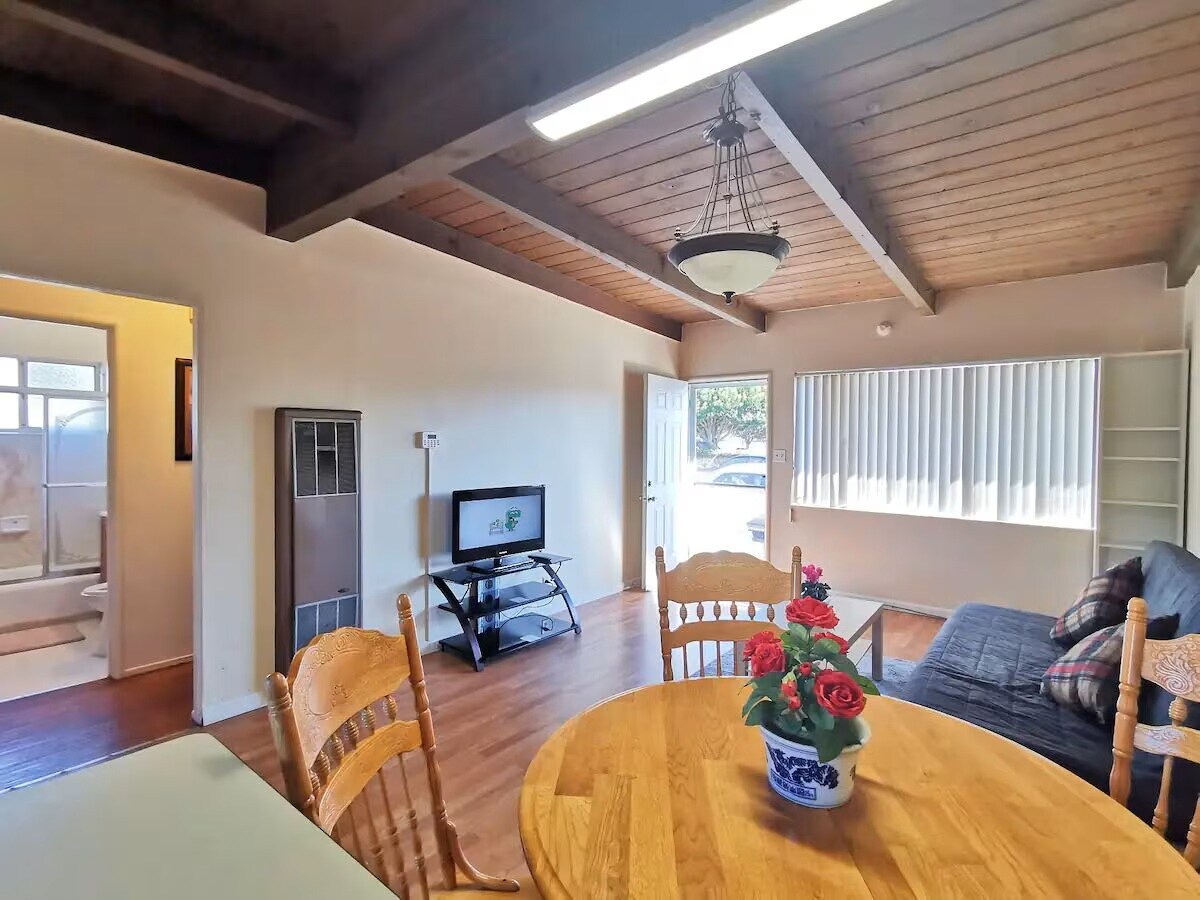 Sunny 2BR Home Near BART w/ Parking & Laundry - Flats for Rent in ...