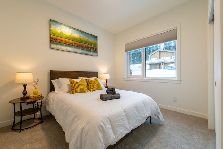 Спална соба со брачен кревет (широк 150 – 179 см)