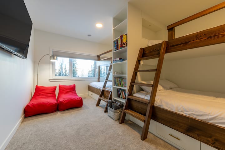 Соба со кревети на спрат со телевизор со рамен екран, многу друштвени игри и книги 