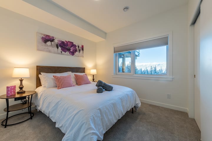 Спална соба со брачен кревет (широк 150 – 179 см) на приземјето 