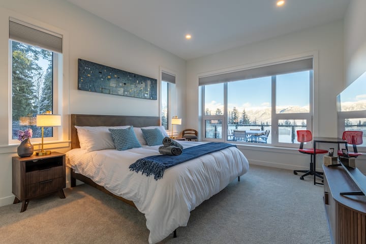 Современа спална соба со удобен брачен кревет (широк 180 – 220 см), стилски модерни детали и телевизор со рамен екран – вашето мирно и удобно прибежиште по денот поминат на планина