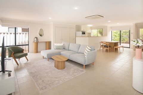 Duchess Beach Retreat- Town Central