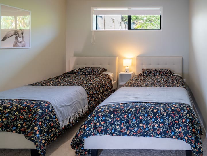 ห้องนอนขนาดใหญ่พร้อมเตียงเดี่ยวขนาดคิงไซส์ 2 เตียง ห้องนอนยังมีตู้เสื้อผ้าขนาดใหญ่