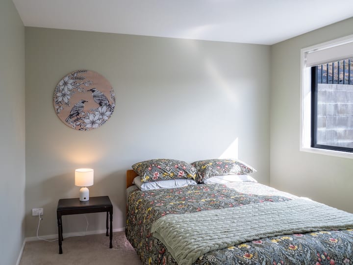 ห้องนอนขนาดใหญ่พร้อมเตียงควีนไซส์ที่สบายสุดๆ ห้องนอนยังมีตู้เสื้อผ้าขนาดใหญ่