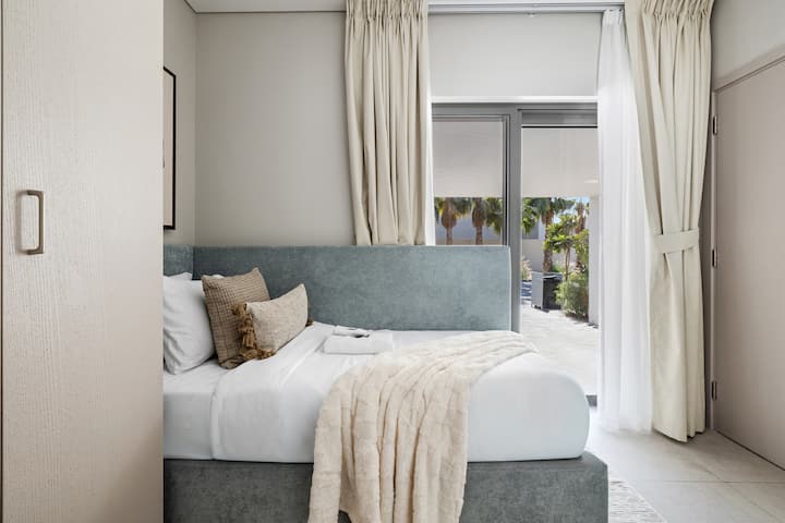 Cómodo dormitorio con ropa de cama acogedora, vista elegante y ambiente relajante