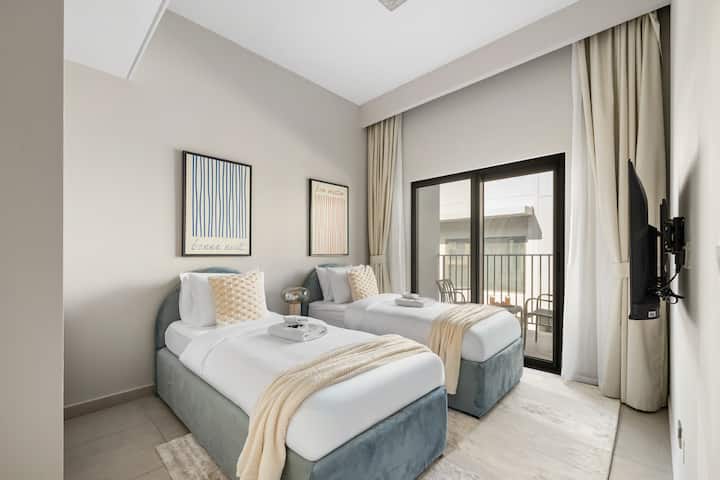 Elegante dormitorio con una acogedora cama, decoración elegante y una hermosa vista