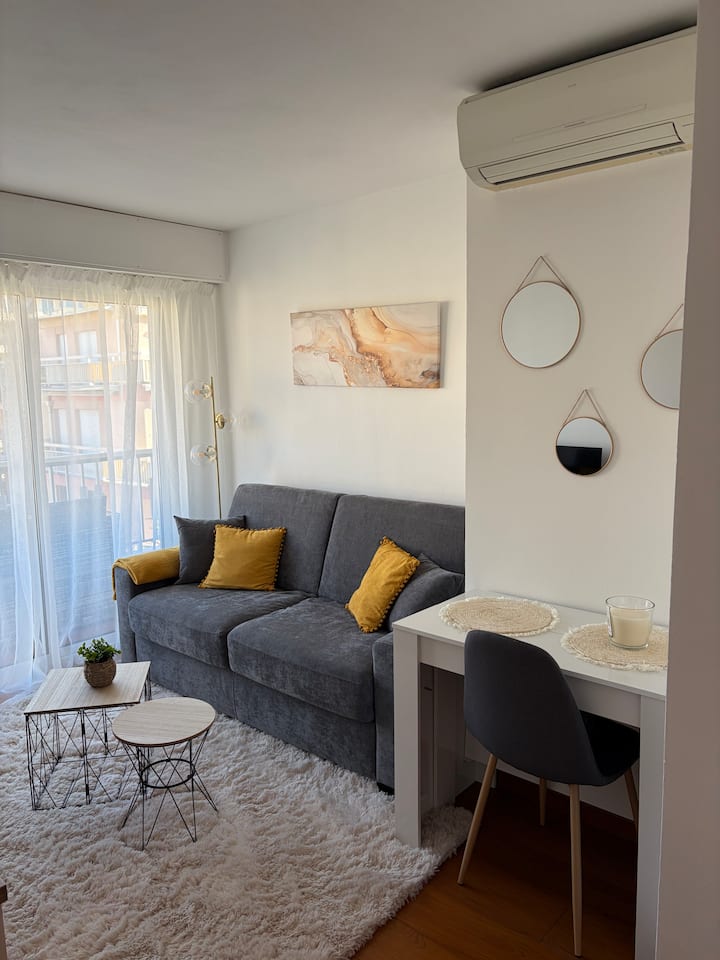 T2, Beach-200m, Balcon,
Public Parking Available - Plage du Casino (Menton)