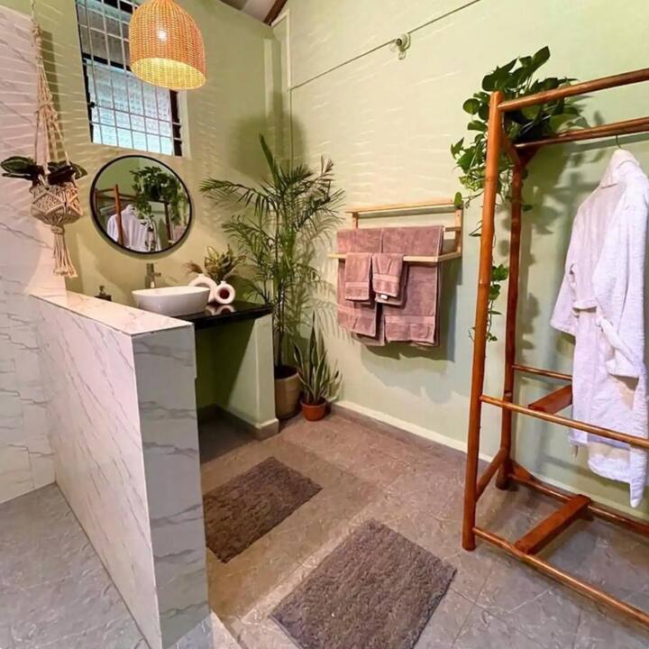 Full bathroom 2 image 2