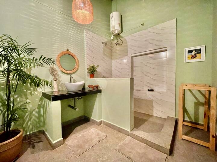 Full bathroom 1 image 2