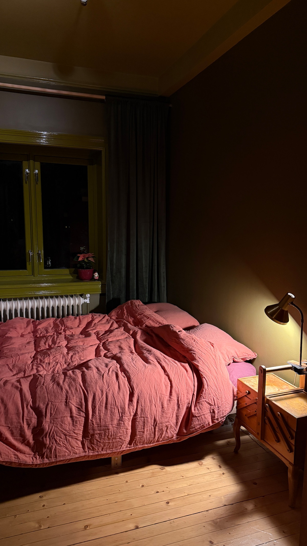 רוחב המיטה הוא 150x190 ס"מ