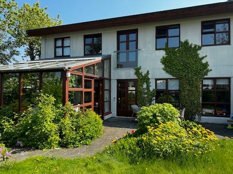 Quiet Family Oasis: Garden, Grapes & Sky Lagoon