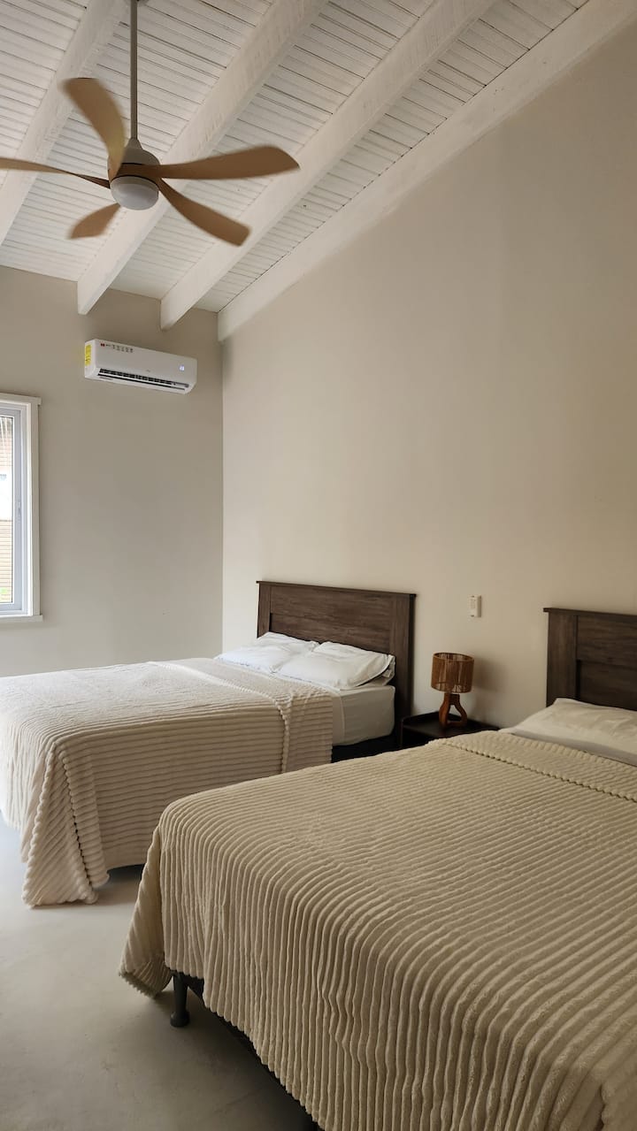 2 queen beds- 1 full washroom