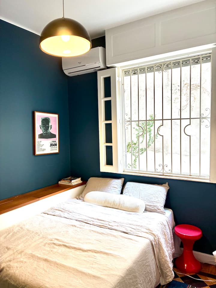 Cama doble estándar, sábanas de lino y aire acondicionado split nuevo.